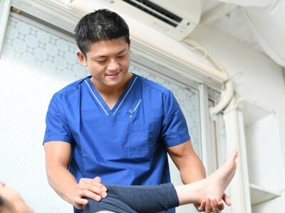 施術をする男性